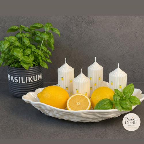 Amalfi Glow Kerze mit warmem Schimmer.