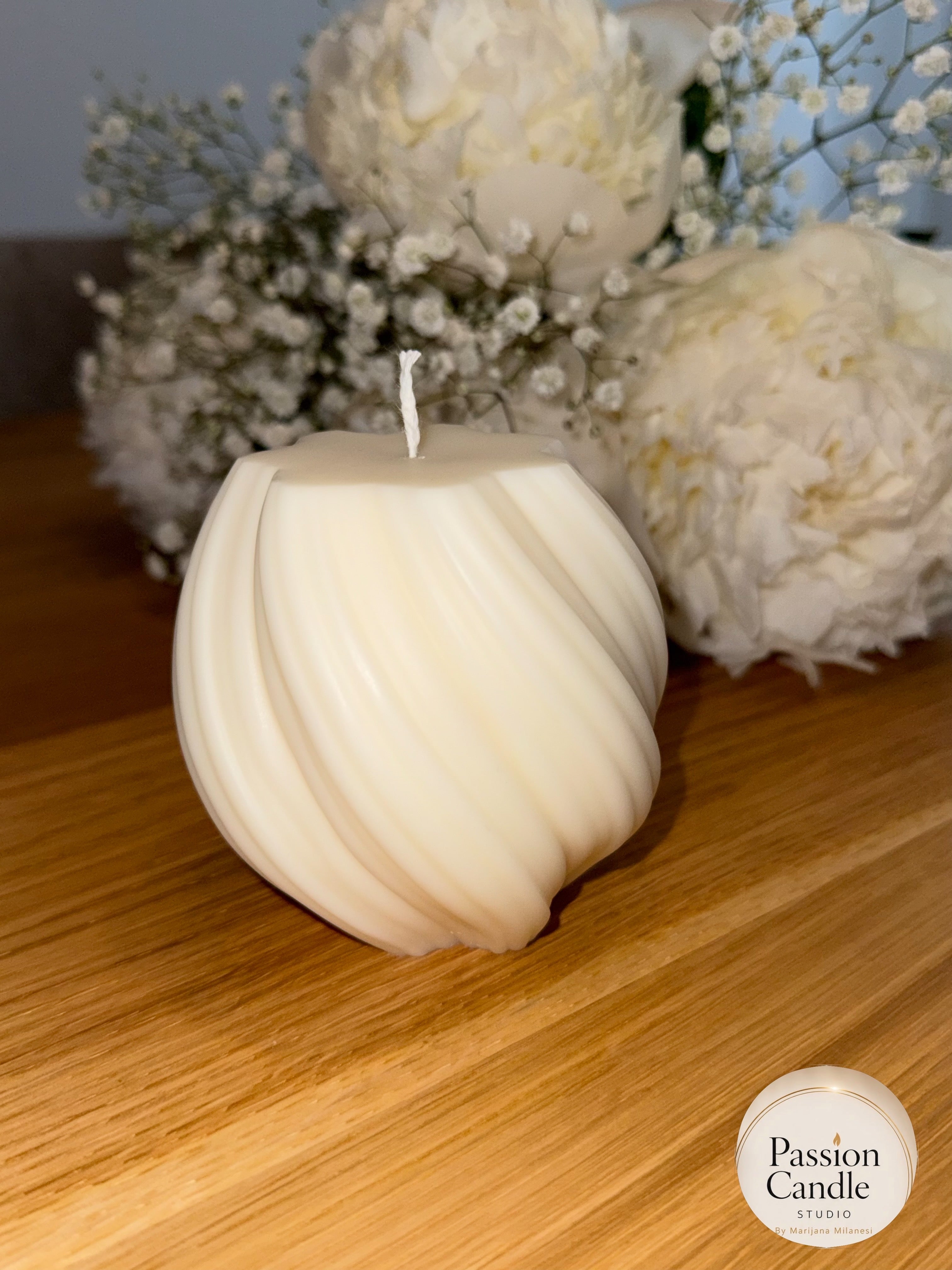 Pearl Swirl Candle mit elegantem muster.
