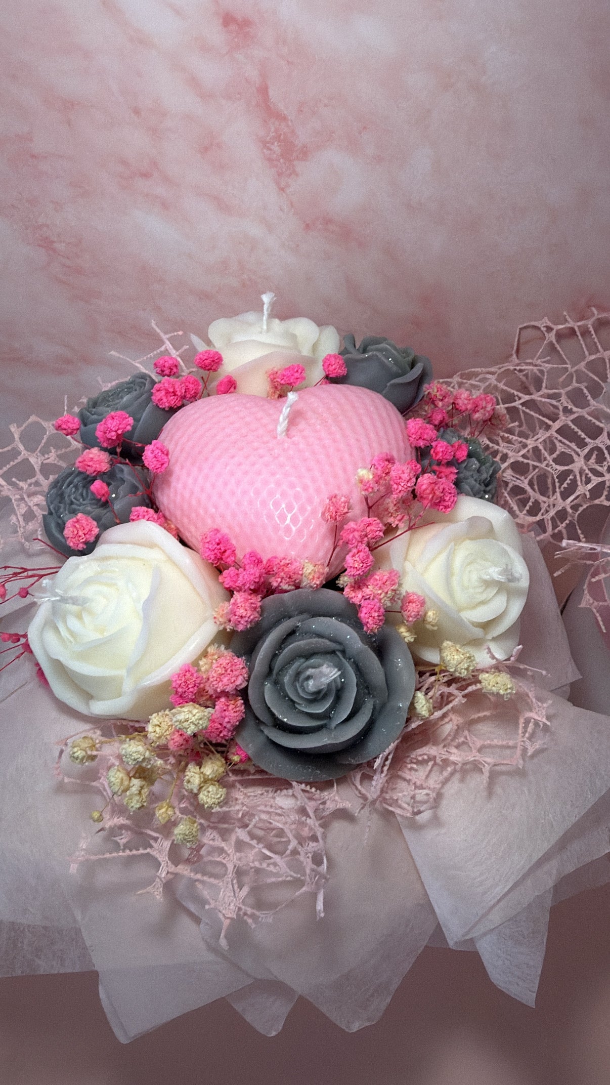 Pink Heart Bouquet mit rosa Blumen und Herzdeko.