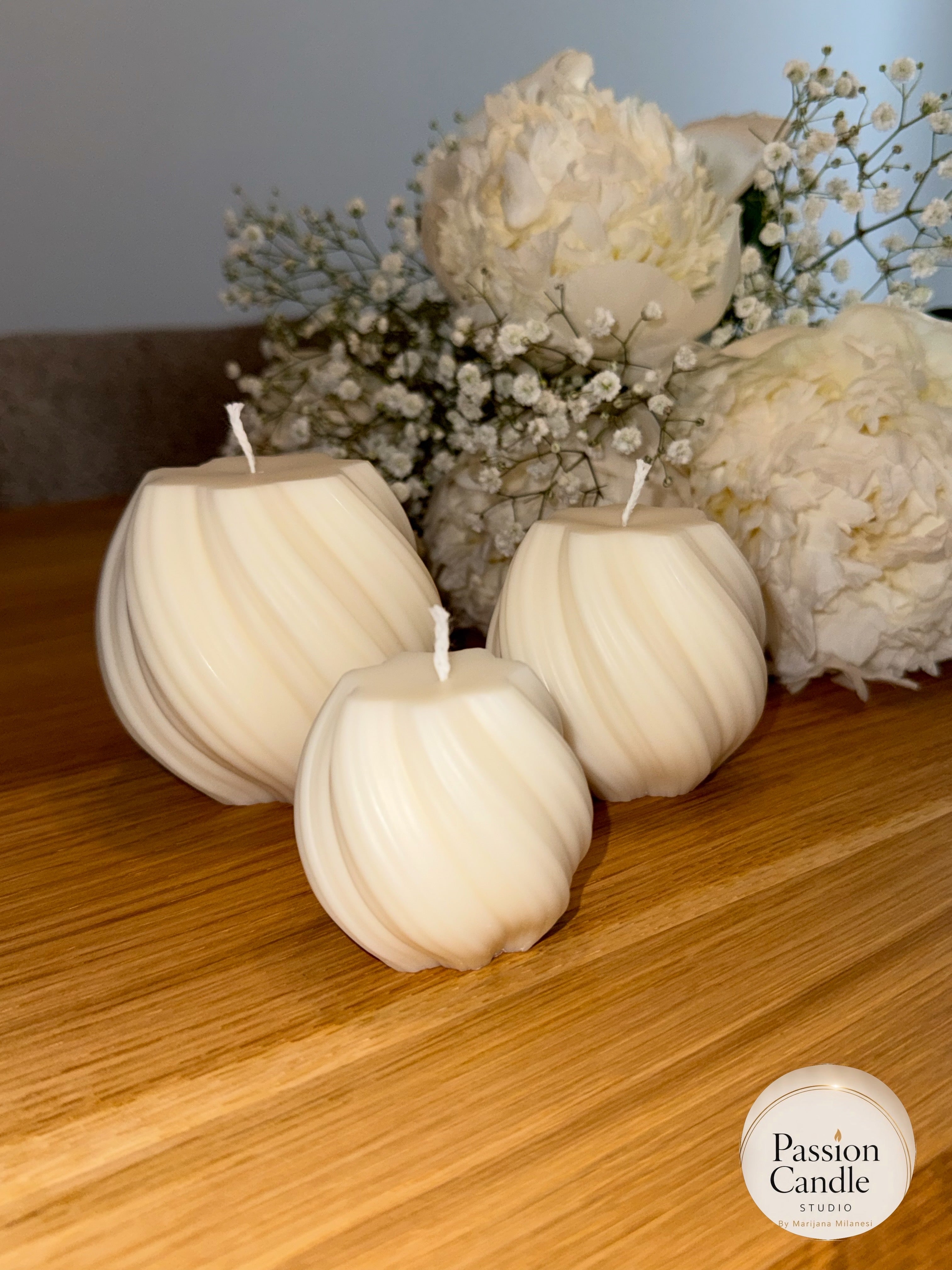 Pearl Candle Trio – 3 handgefertigte Soywachs Kugelkerzen mit Swirl-Muster in Cremeweiß